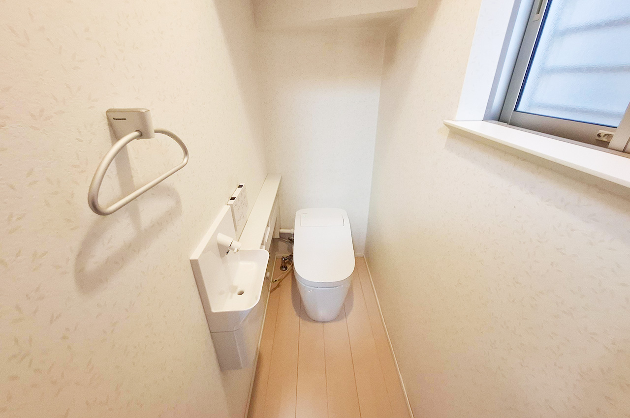 トイレ：窓付きで換気しやすく、独立した手洗い器も備えた使いやすい空間です。