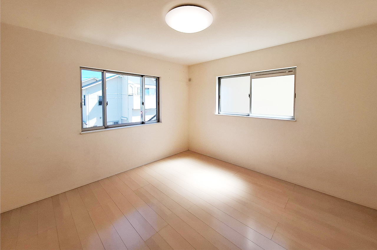 洋室2：2面に窓を備えた約8帖の洋室。ゆとりある居室です。