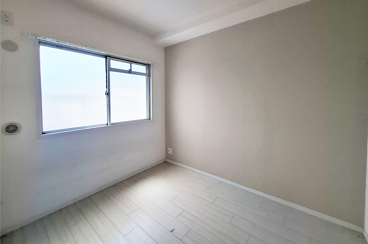 洋室1：窓付きでシンプルな形のお部屋です。