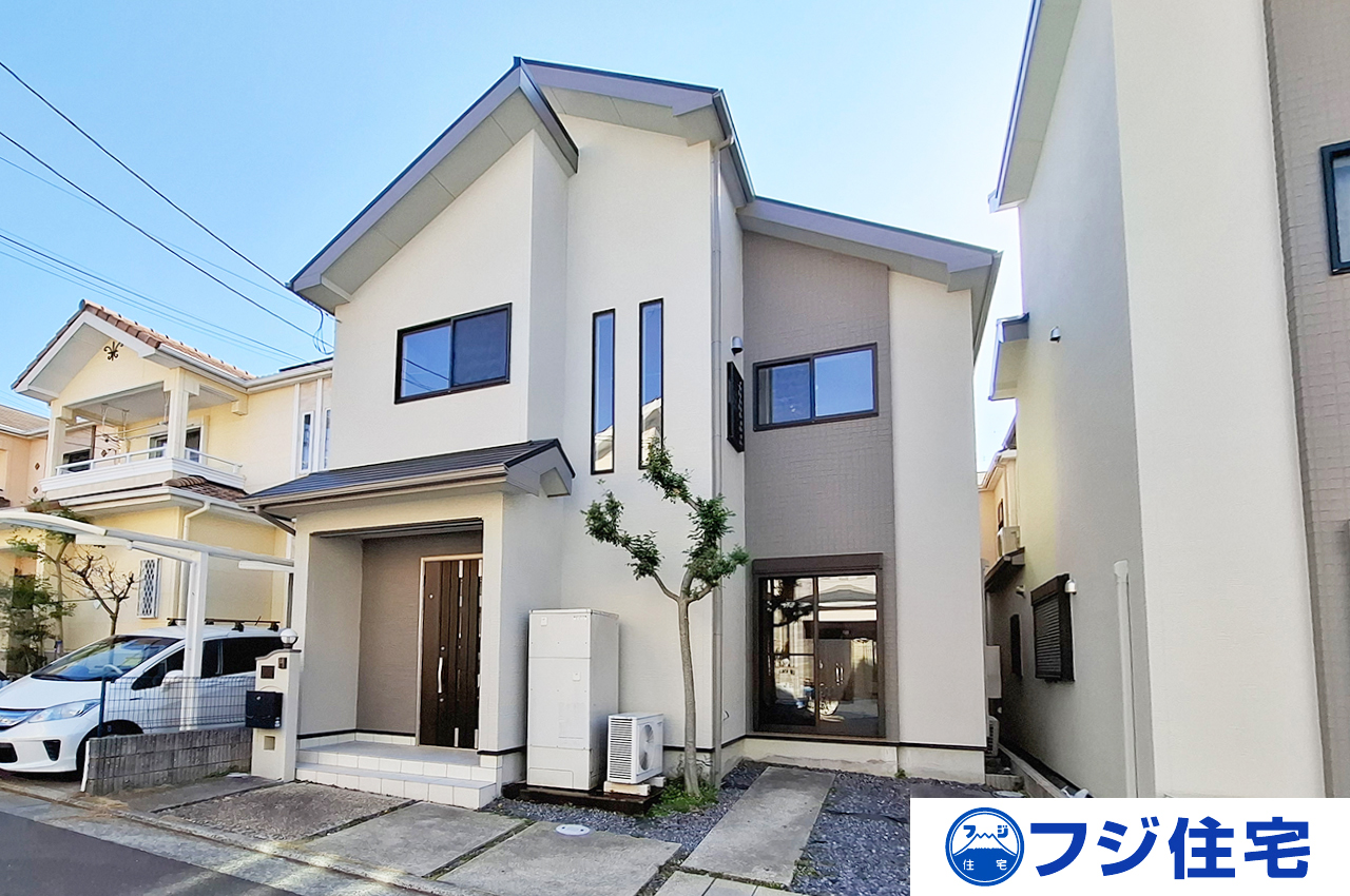 外観：閑静な住宅地に建つ、収納豊富な4LDK一戸建てです。