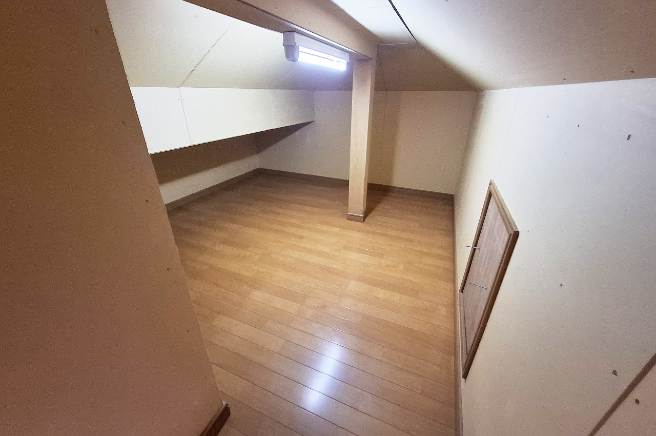 屋根裏収納：季節物や普段使わない荷物の収納に便利です。