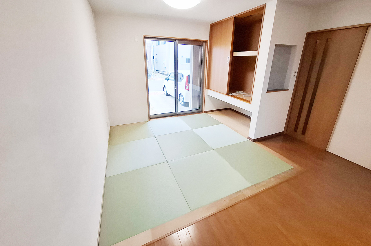 タタミコーナー：窓に面しており日当り良好。