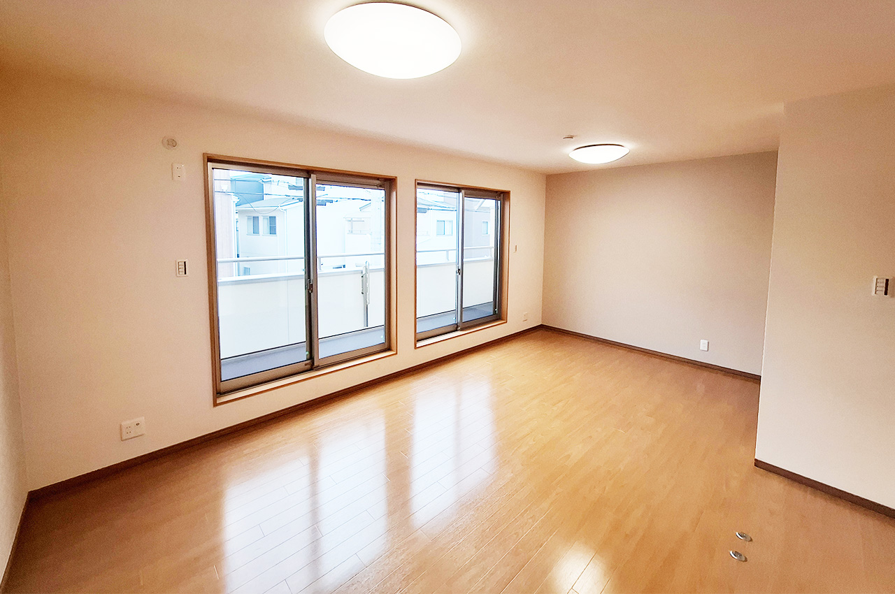洋室1：バルコニーに面したお部屋です。約11.2帖の広々とした空間。