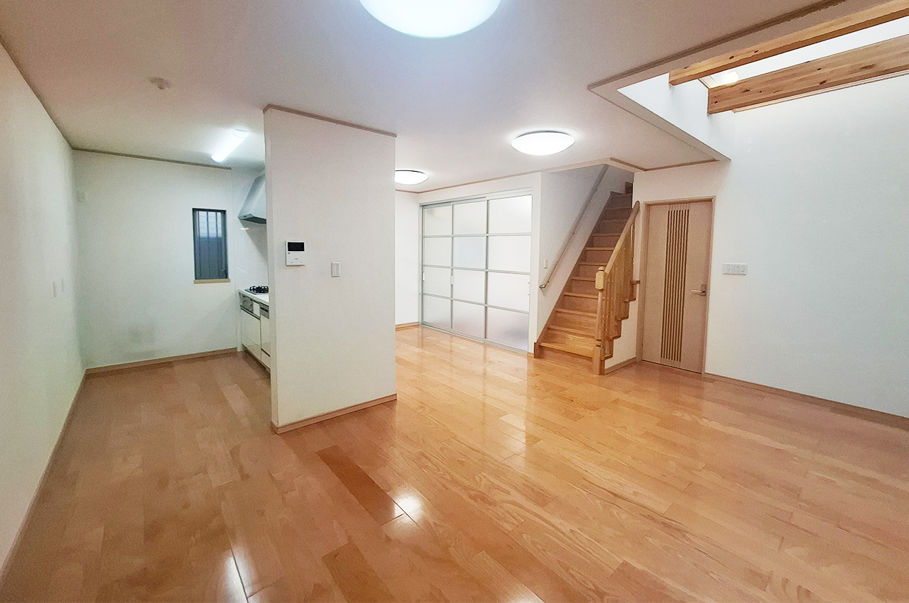 LDK（実際の写真）：約19帖のLDKは家族でゆったり過ごせる広さです。