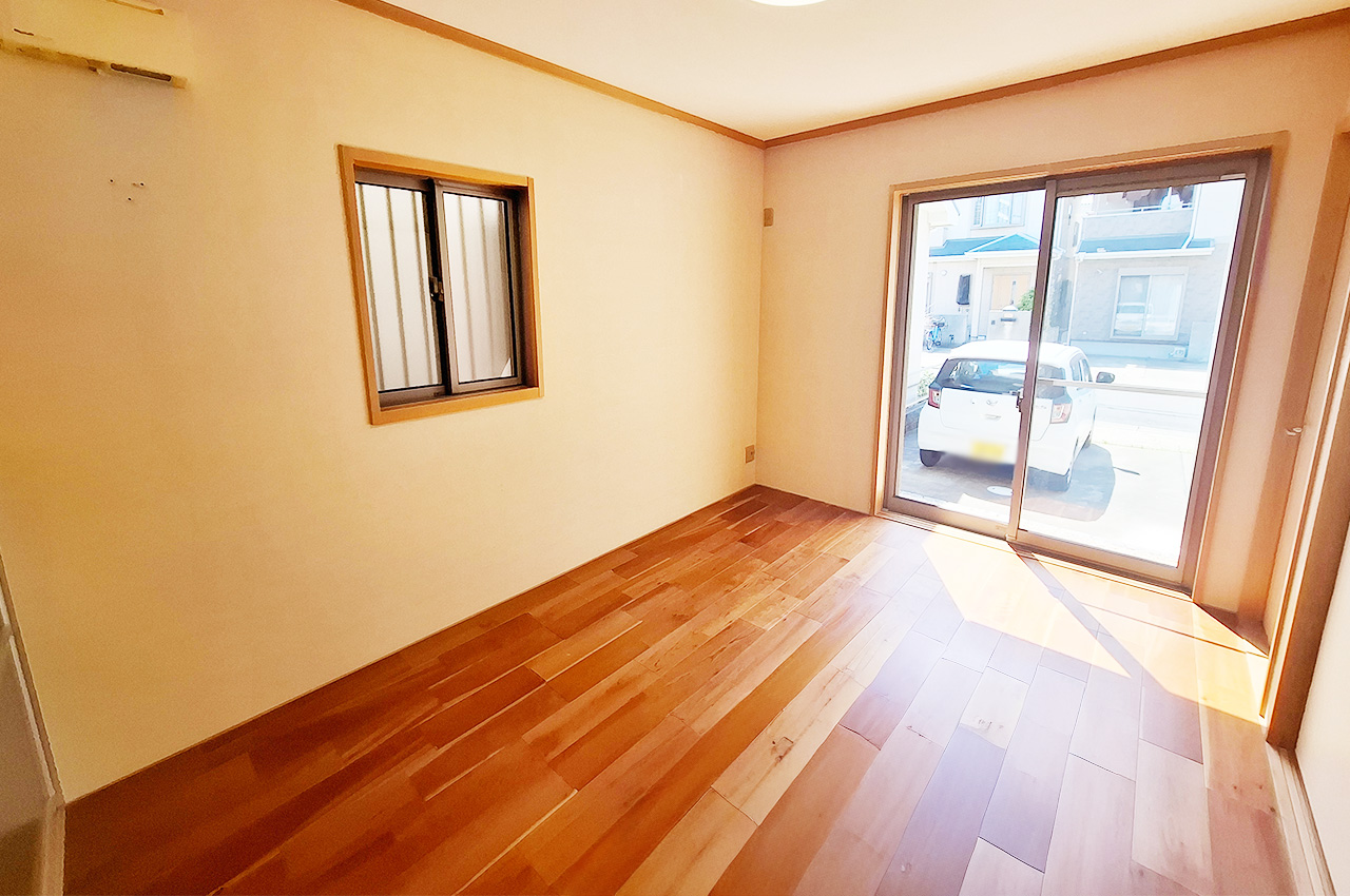 洋室1：大きな掃き出し窓のある2面採光で開放的なお部屋です。