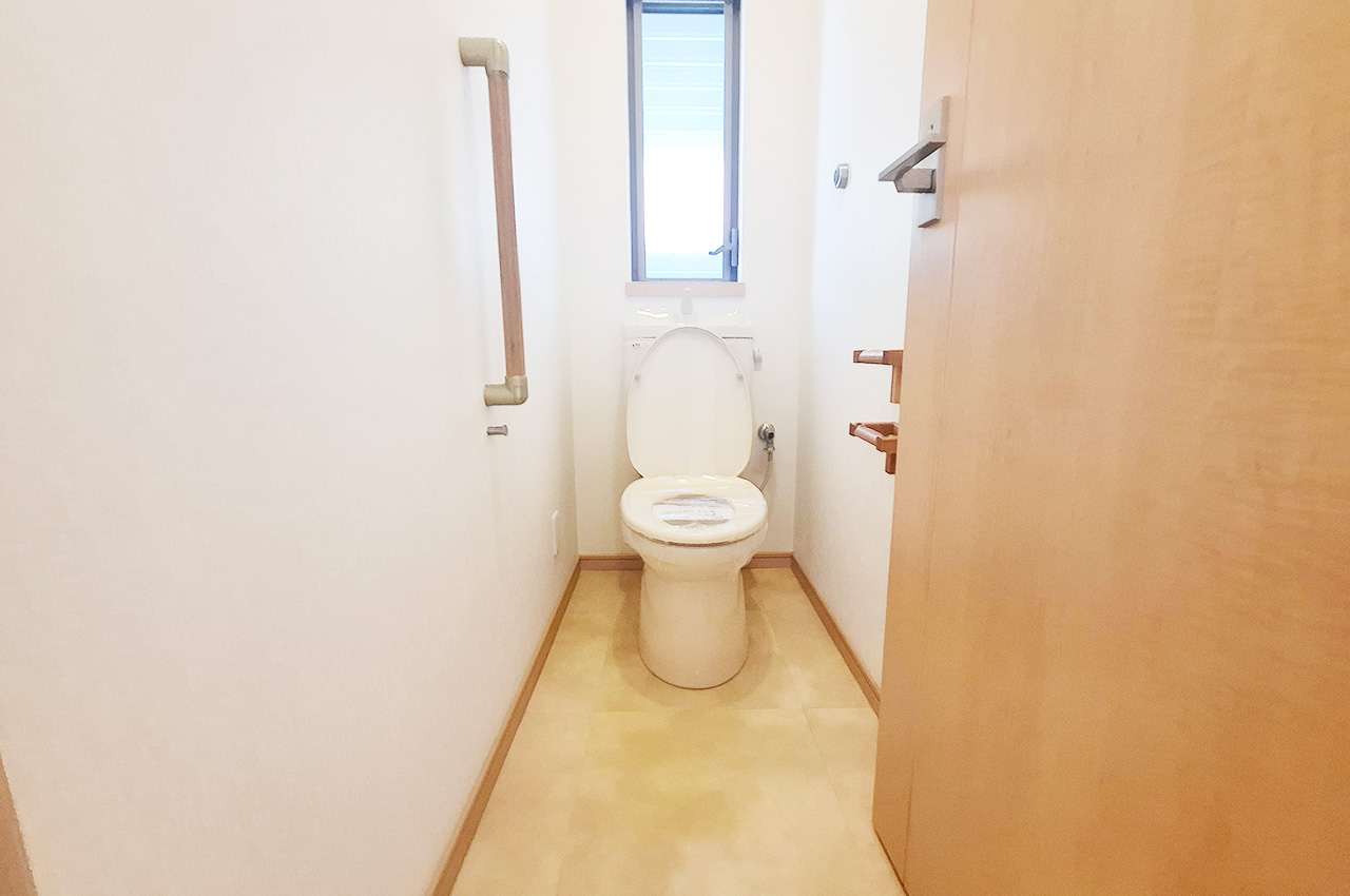 2階トイレ：窓付きで換気もラクラク。トイレは1・2階両方にあります。