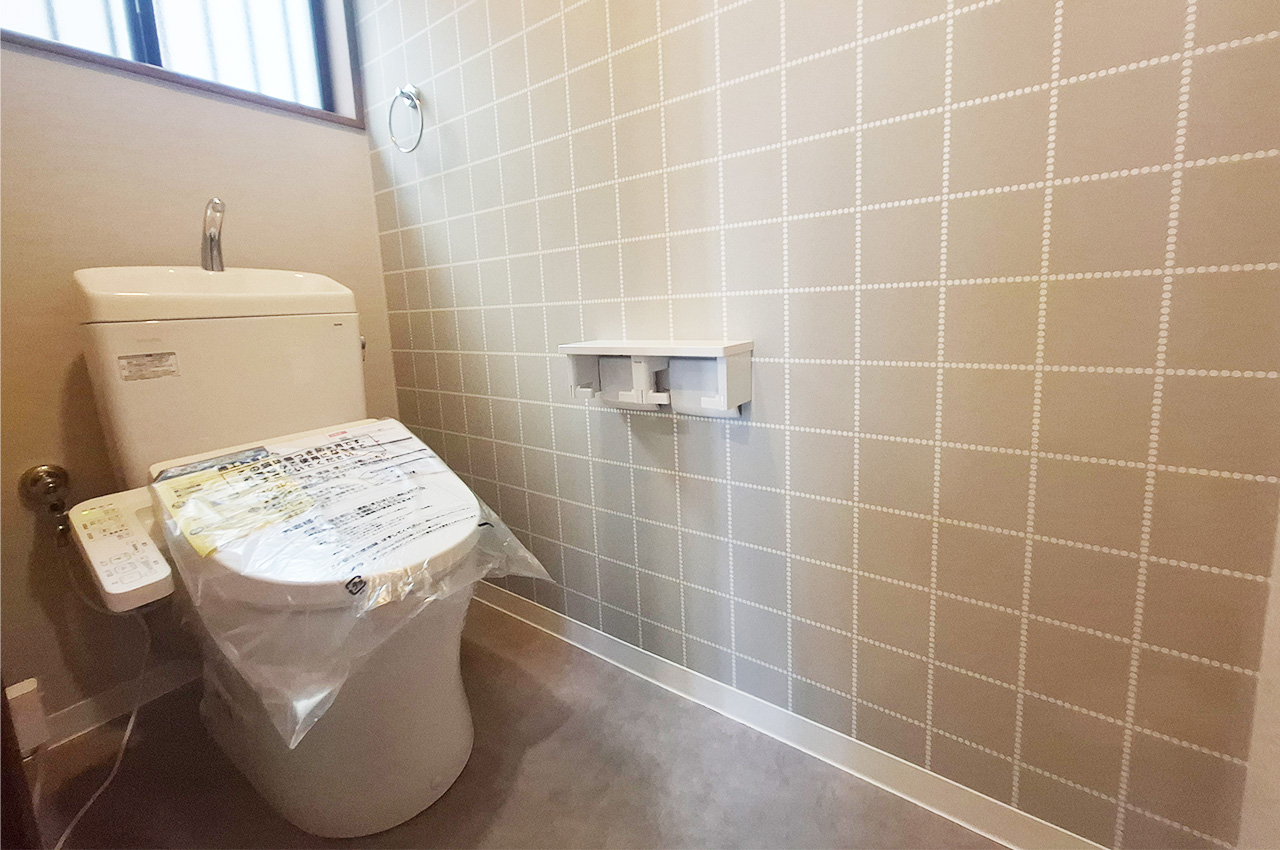 1階トイレ：便器と温水洗浄便座を新調。クロスや床も貼替え済み。トイレは2階にもあり混雑時も安心。