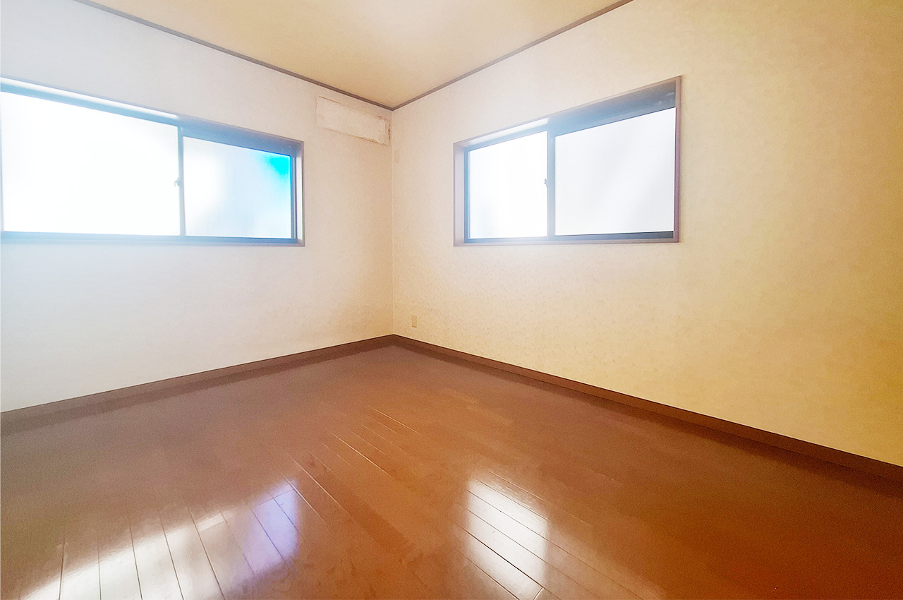 洋室1：2面の窓を備え、約6帖の広さと収納付きで使いやすい居室です。