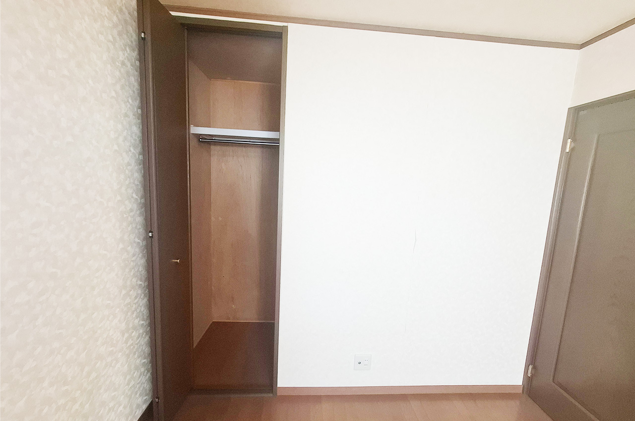 洋室1クローゼット：衣類や小物の収納に役立つハンガーパイプ付きクローゼット。