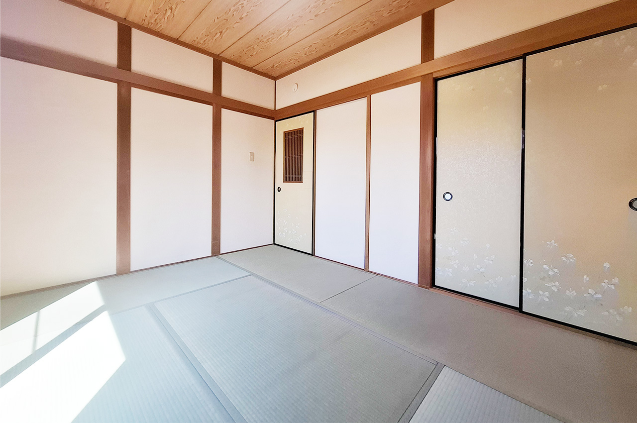 和室：畳表替済み。押入付きで寝具も収納できます。