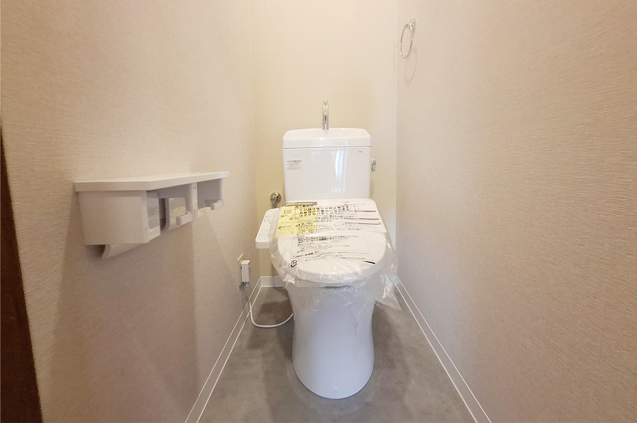 2階トイレ：温水洗浄便座を新調。クロスや床も貼替え済み。各階にトイレがあります。