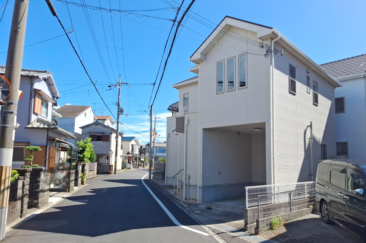 前面道路を含む外観