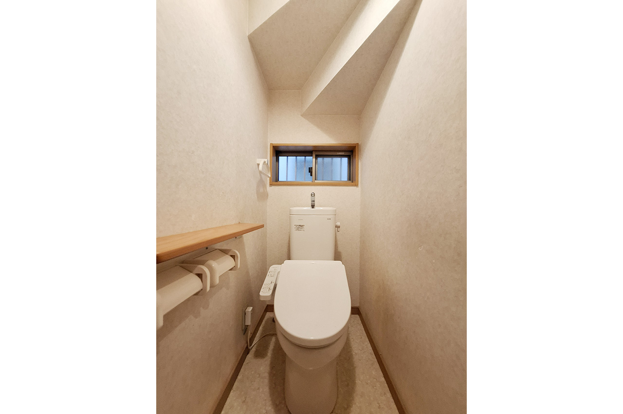 1Fトイレ：LDKや水回りから利用しやすい、1階のトイレです。