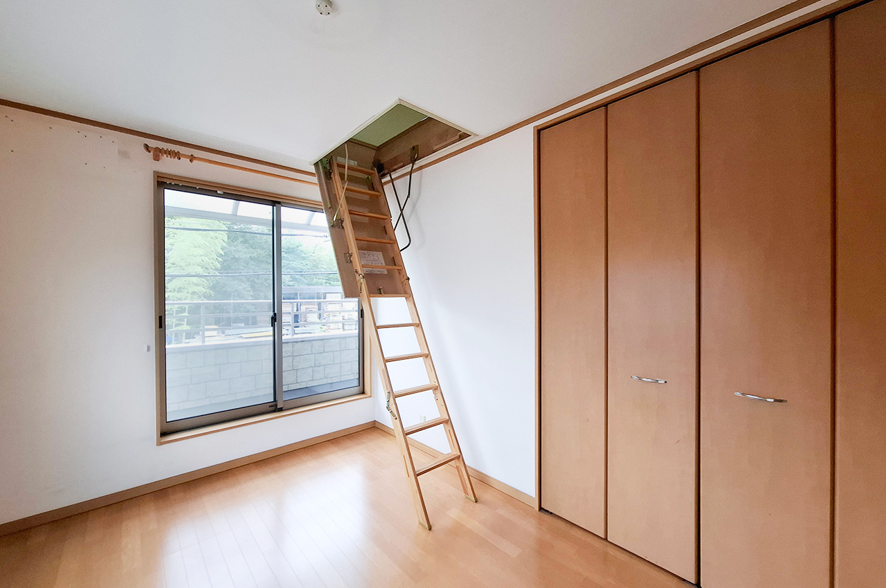 洋室3屋根裏収納：洋室3から屋根裏収納へ上がるための梯子です。