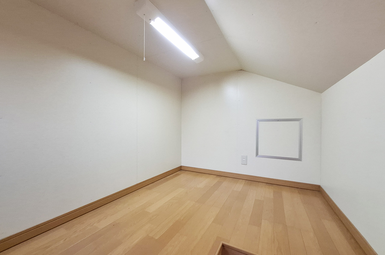 洋室3屋根裏収納：季節物や普段使わない荷物の保管に便利です。