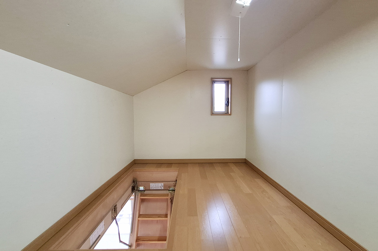 洋室3屋根裏収納：小窓があり、自然光を取り込みやすい屋根裏収納です。
