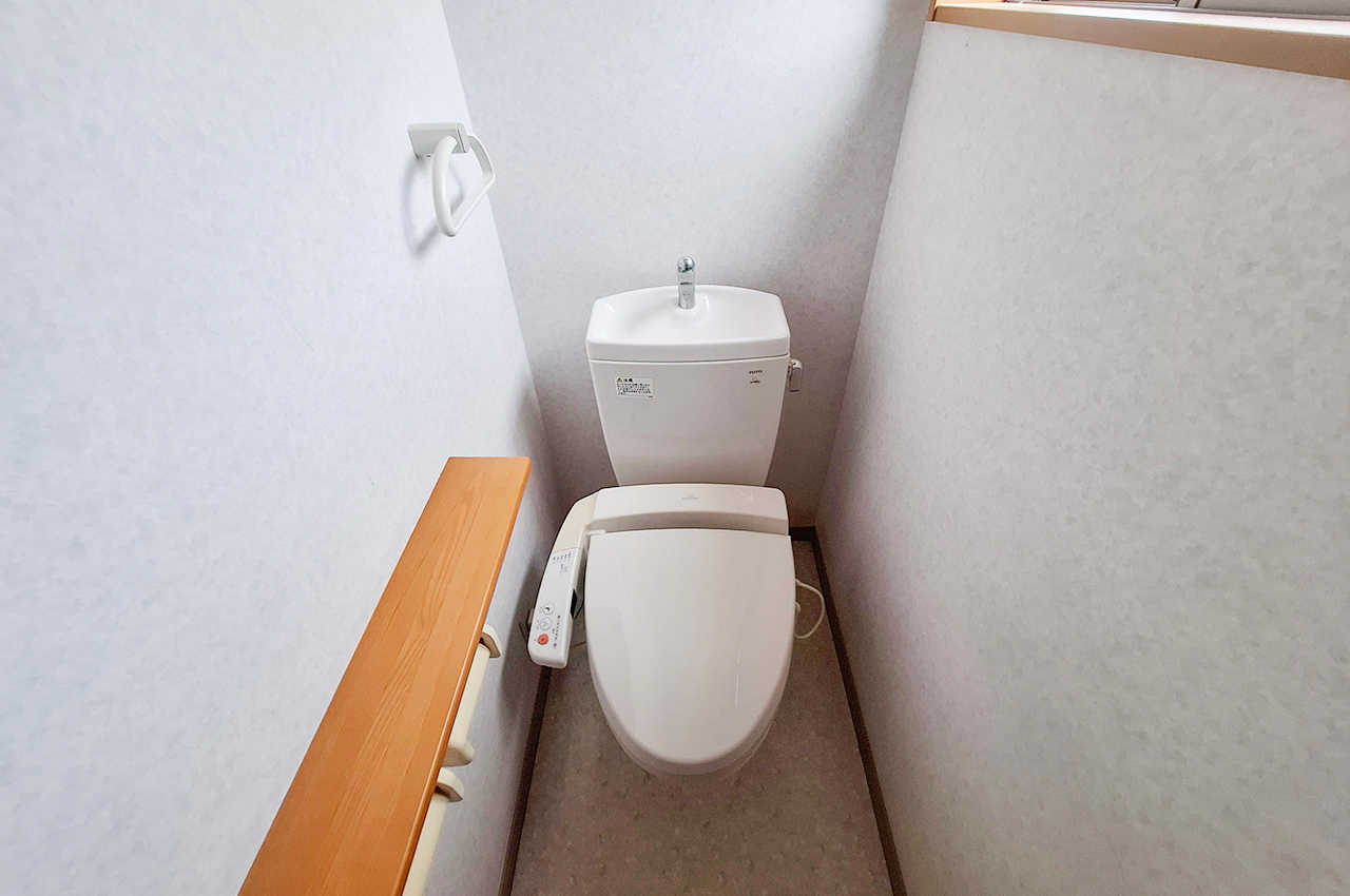 2Fトイレ：2階にもトイレがあり、忙しい朝も便利です。