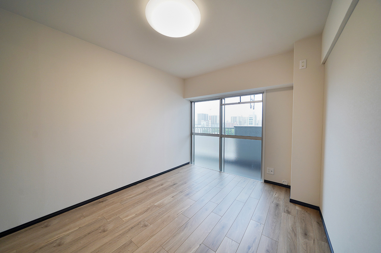 洋室1：バルコニーへの出入りができるお部屋です。南西向きで日当り良好。