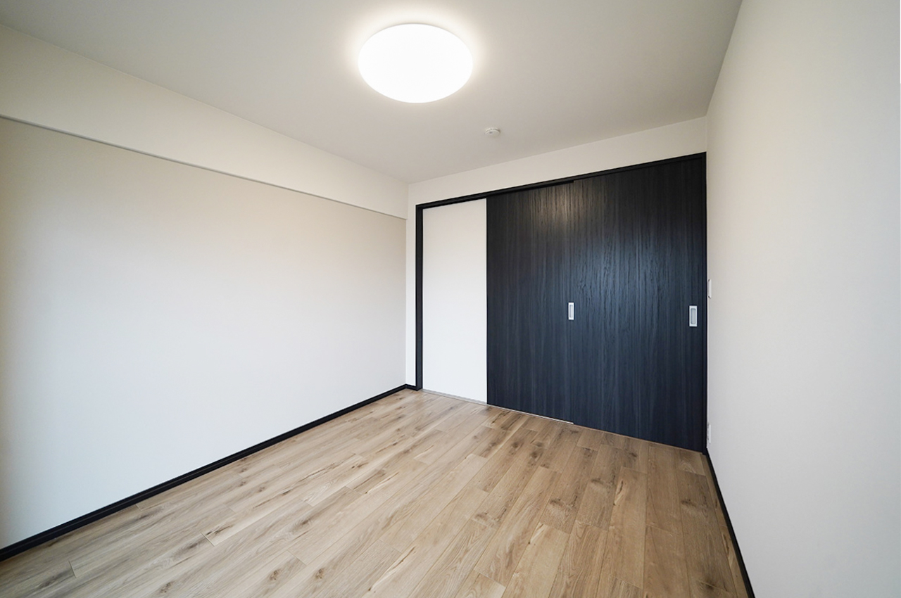 洋室1：クロスやフローリングを貼替えるなどリフォーム済み。約6帖のお部屋は多用途に使いやすい広さ。