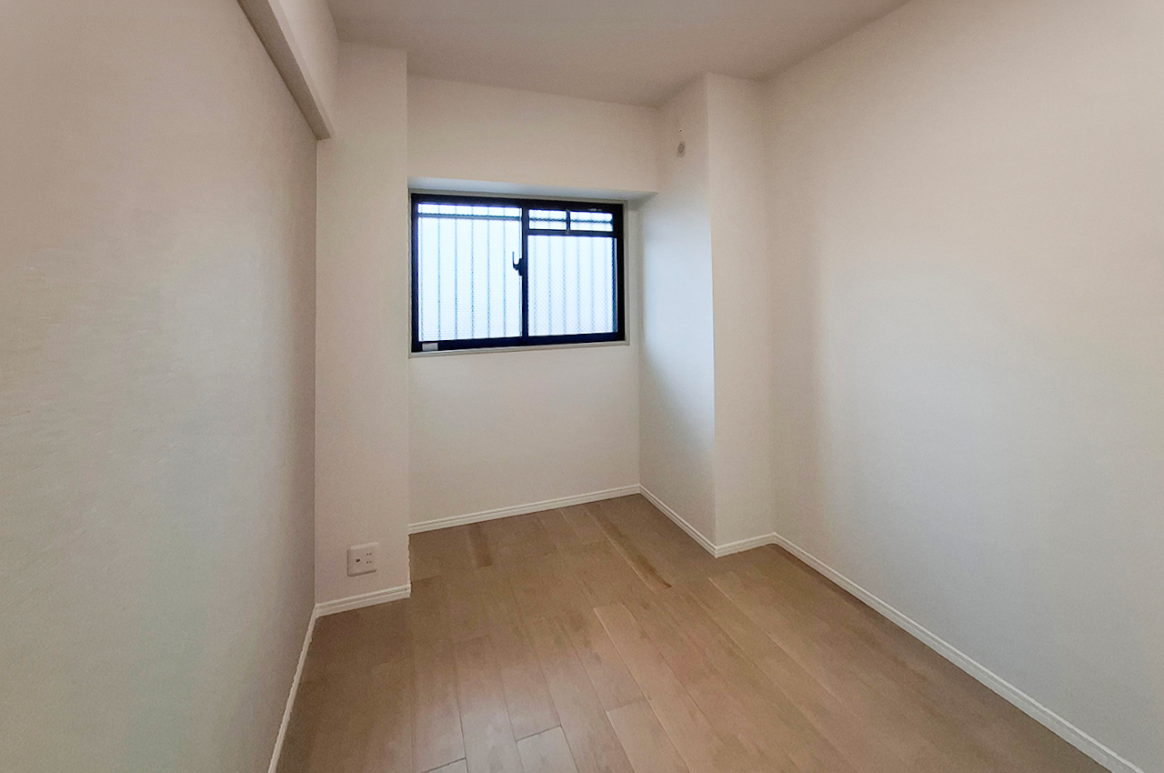 洋室1:アクセントクロスを取り入れた、落ち着きのあるお部屋です。