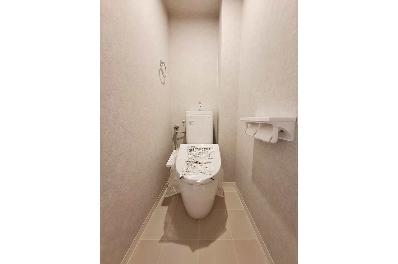 トイレ：TOTO製のトイレを新調。気持ちよく使える清潔感のある空間です。