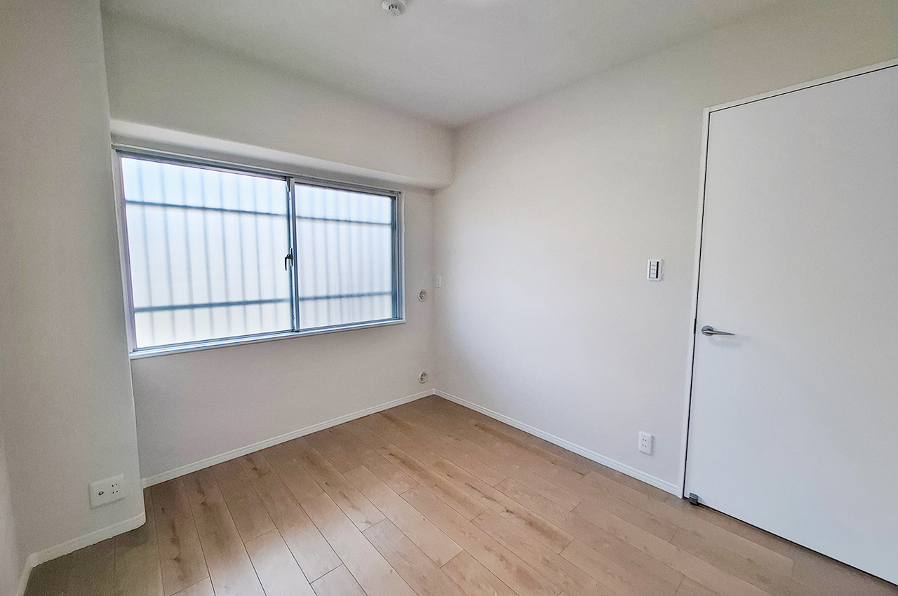 洋室2：フローリングを貼替えた、クローゼット付きのすっきりとしたお部屋です。