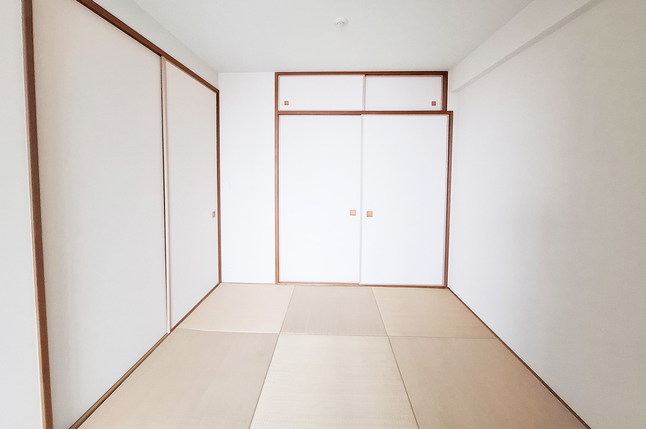 和室：押入れ付きで布団や季節用品の収納に便利。廊下へも出入りできる2Way動線。