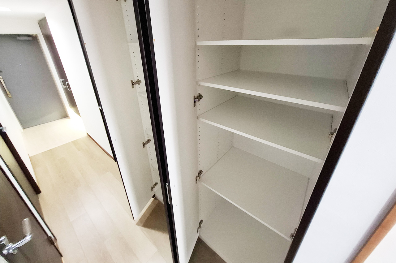 廊下収納：日用品のストックや家族共用の荷物などをすっきり収納できます。