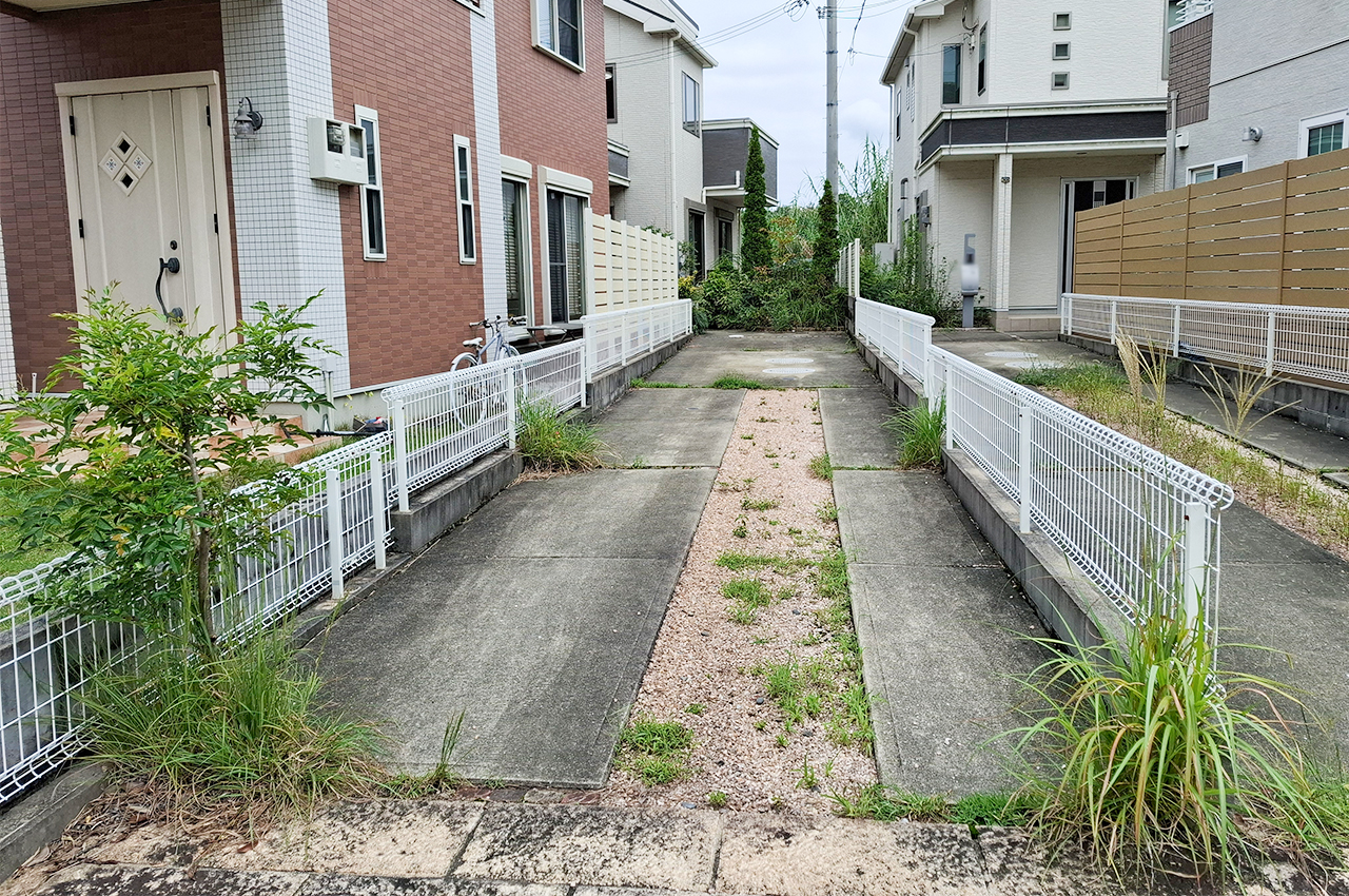 駐車スペース(植栽撤去前)