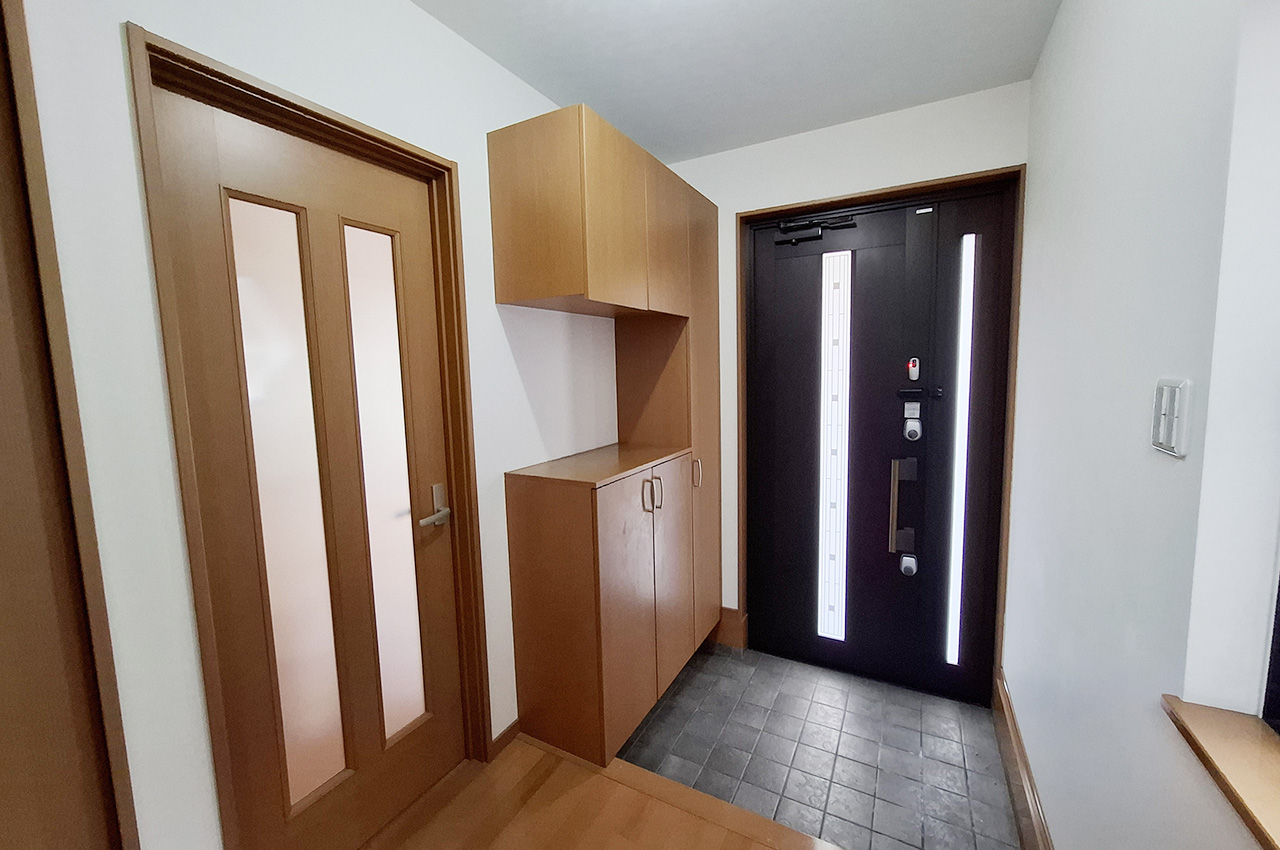 玄関：電子キー付きで、鍵の開け閉めをスムーズに行えます。