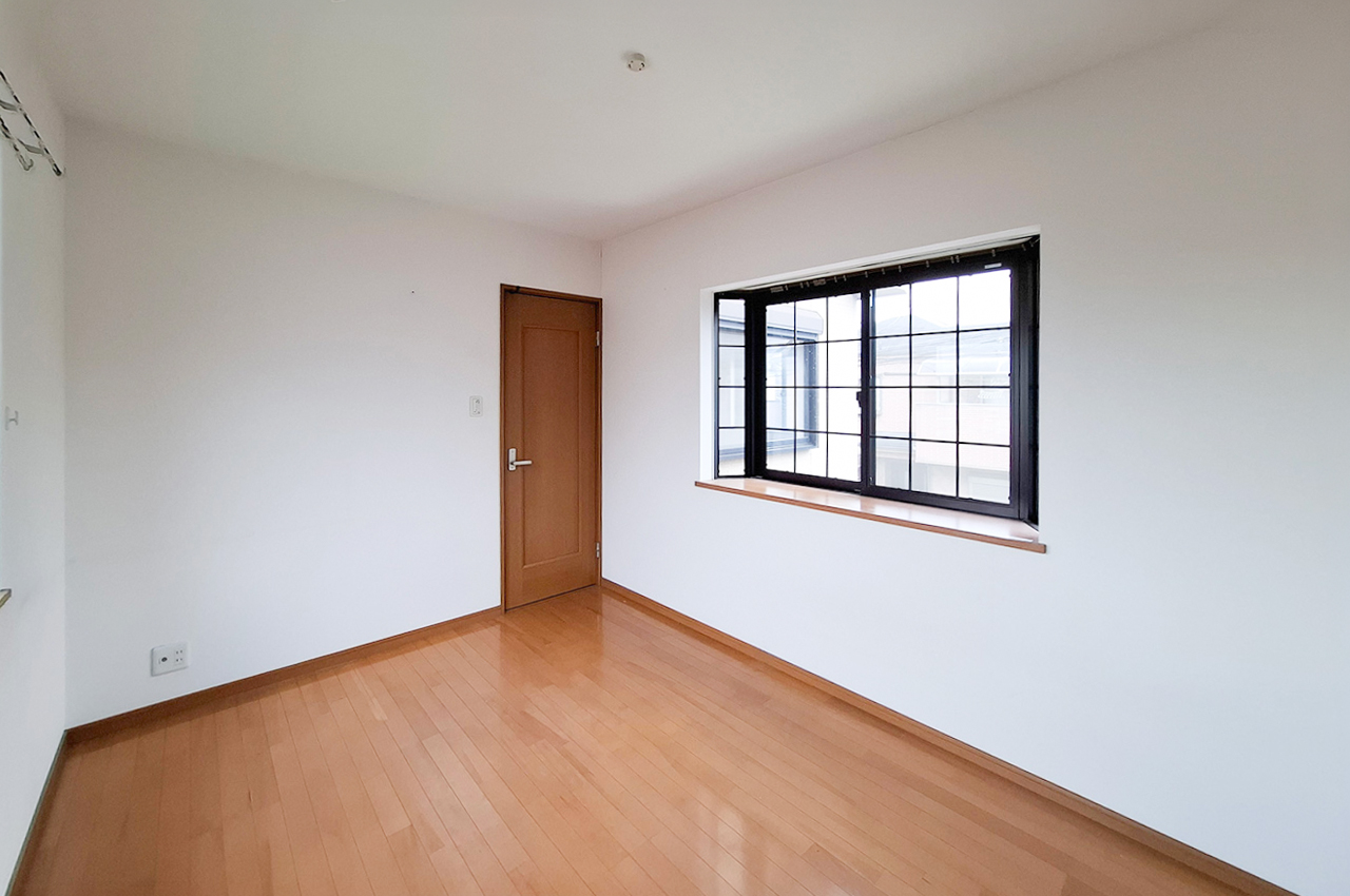 洋室1：出窓があり、空間に奥行きを感じられるお部屋です。