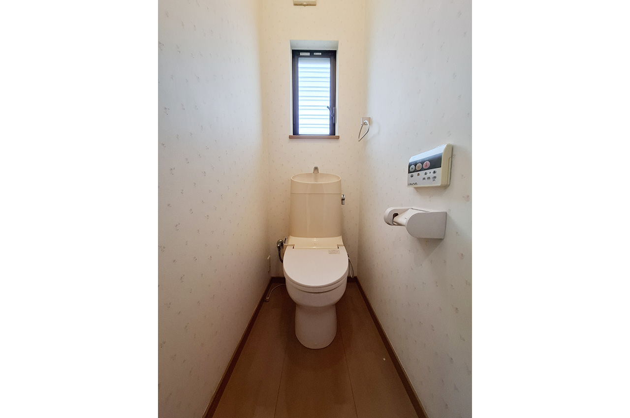2Fトイレ：2階にもトイレがあり、忙しい朝も便利です。