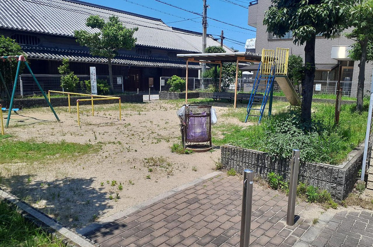 隣接公園
